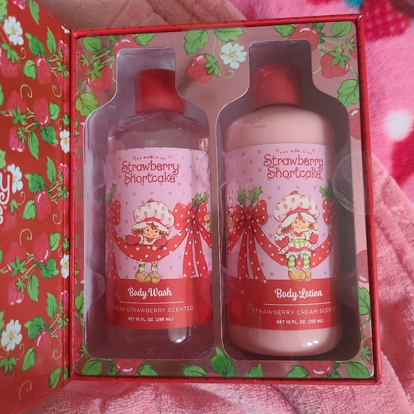 Strawberry Shortcake Bath Set 🍓 - Picture 3 of 6